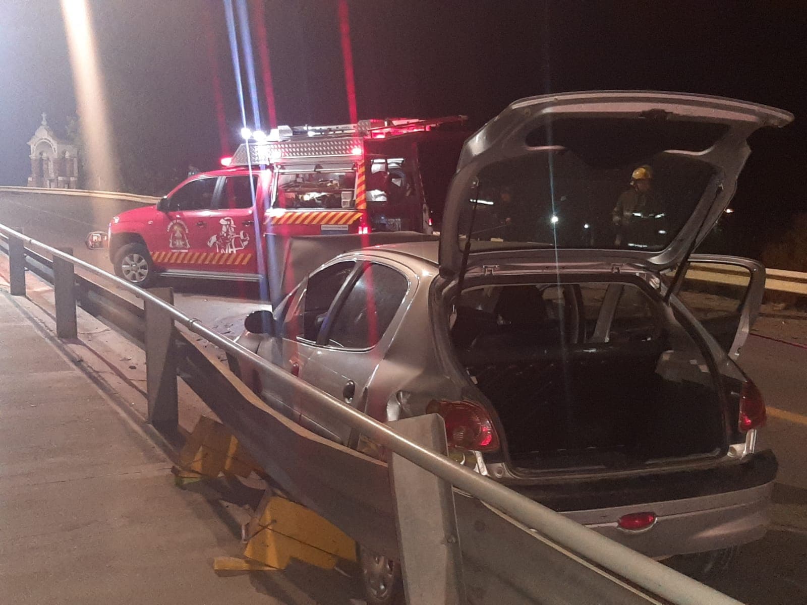 Dos autos chocaron de frente en el puente Ferrocarretero