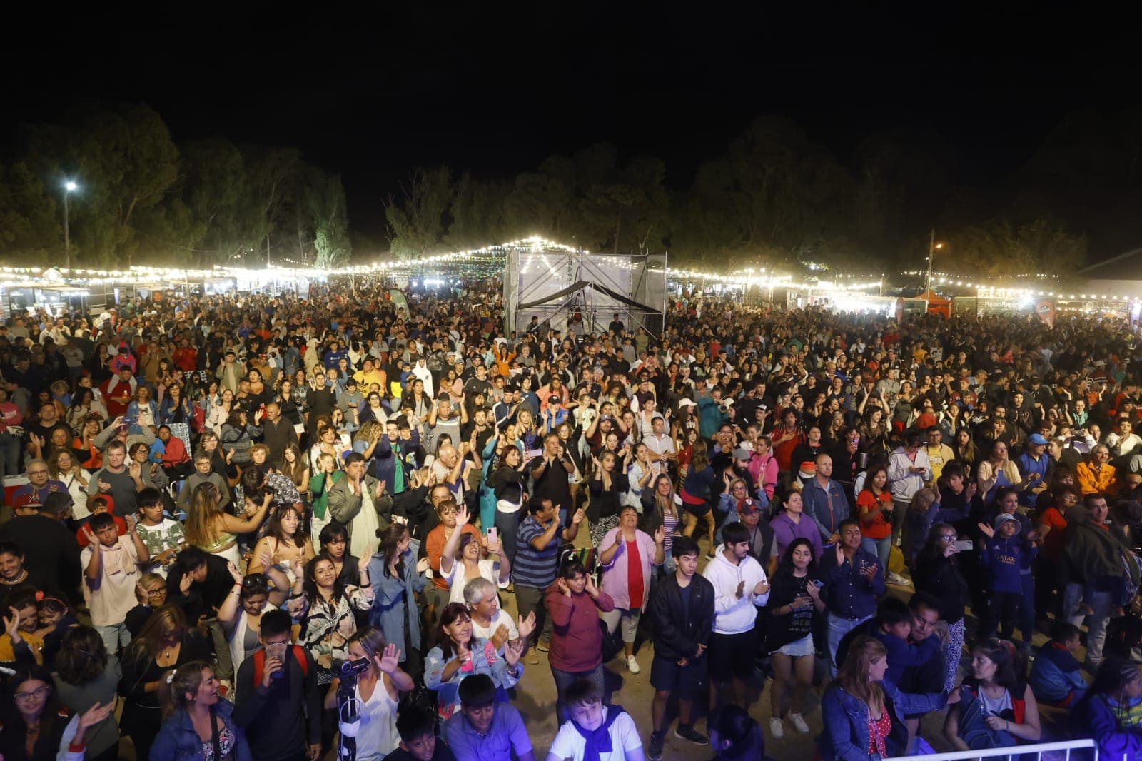 Gran noche con espectáculos en la tercera jornada de la Fiesta Nacional del Mar y el Acampante