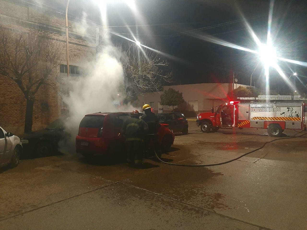Se incendio uno de los autos que chocaron este jueves por la tarde