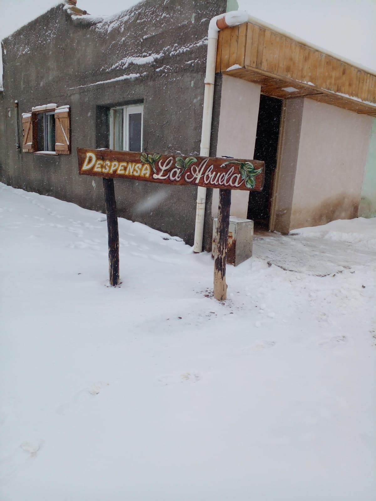La nieve anuncia la llegada del invierno en la línea sur rionegrina