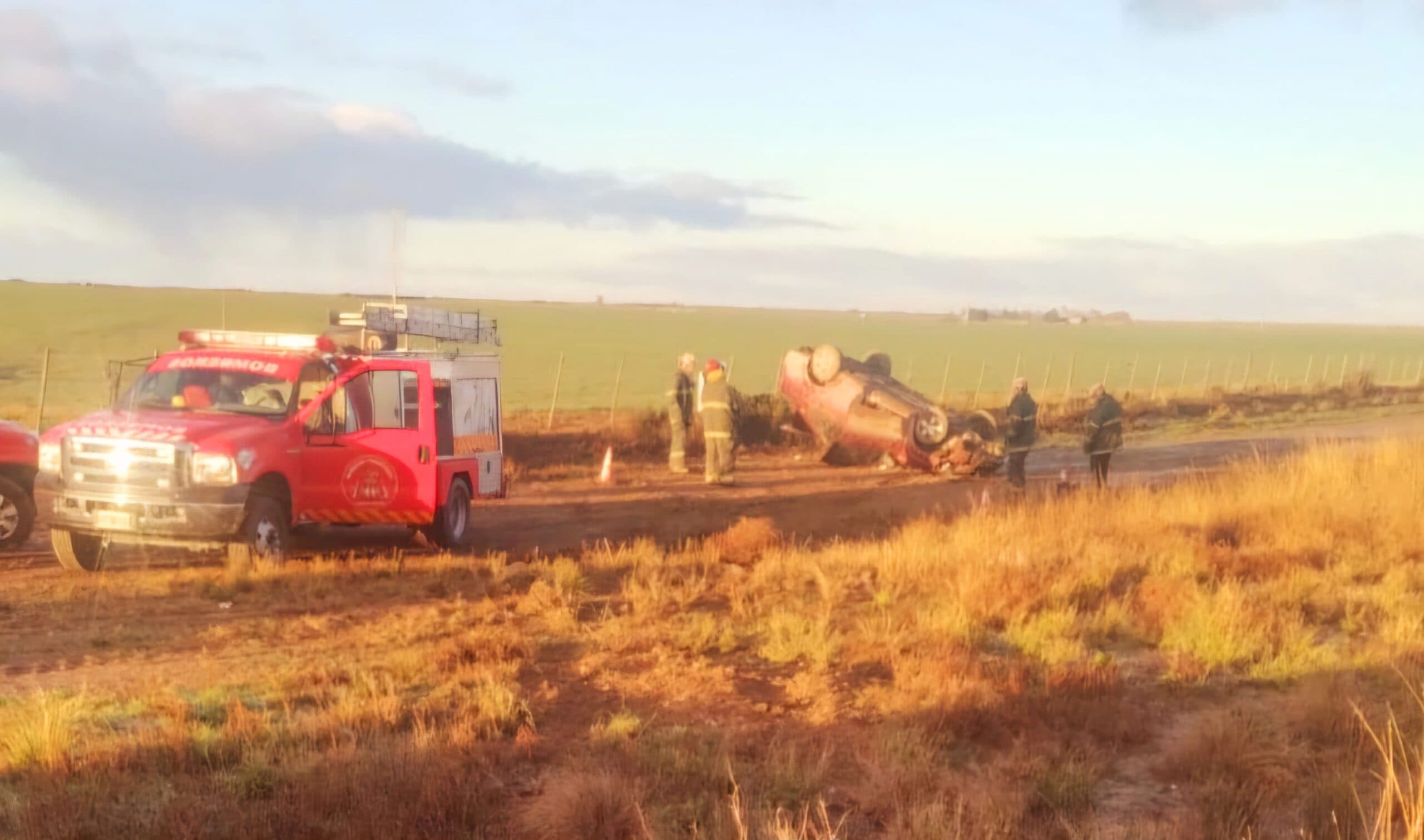 Cuatro personas quedaron heridas luego de volcar en el auto que circulaban en la curva de los Silos en Patagones