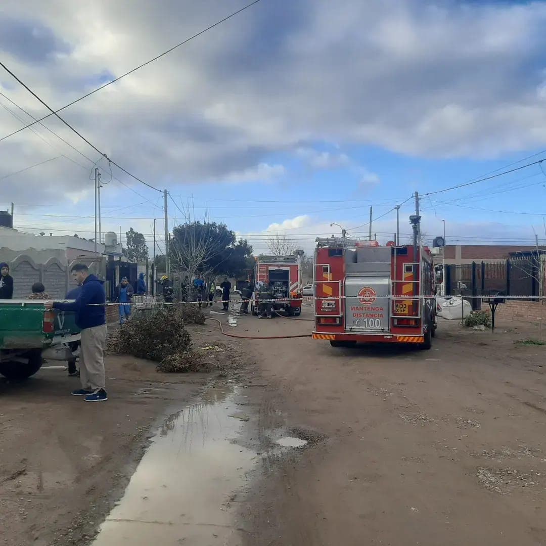 Se incendió una vivienda en el barrio Villa Linch, trabajaron dos dotaciones de bomberos