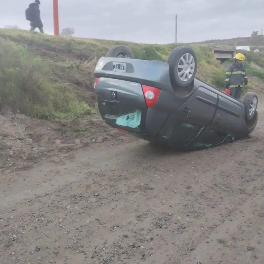 Volcó un auto en cercanías del puente ferrocarretero en Patagones