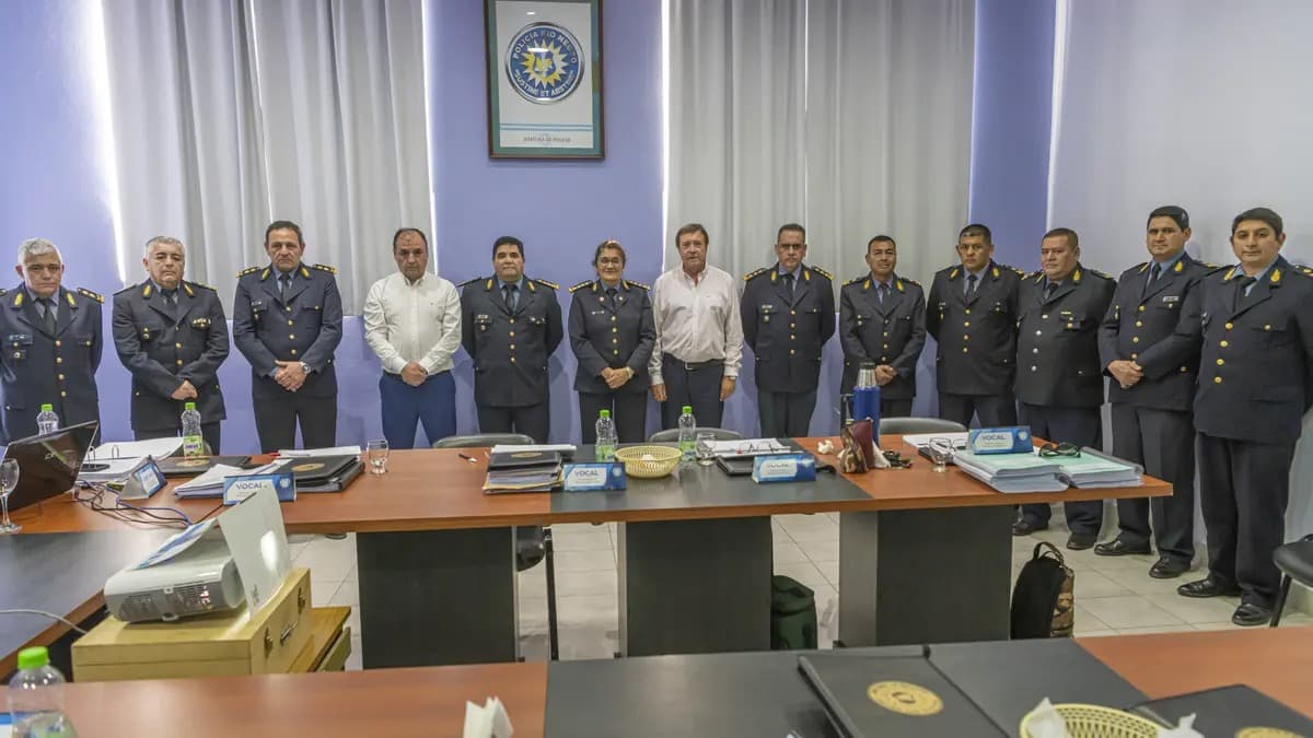 El Gobernador Weretilneck se reunió con la Plana Mayor de la Policía
