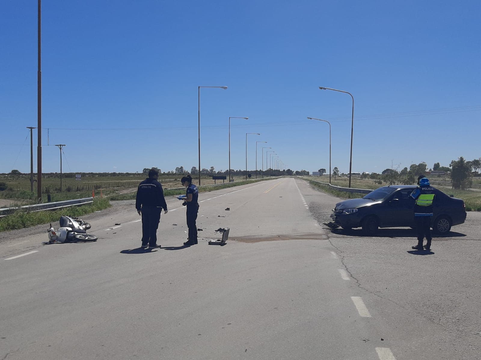 Un motociclista con graves heridas en un choque con un auto en una de las entradas a Patagones