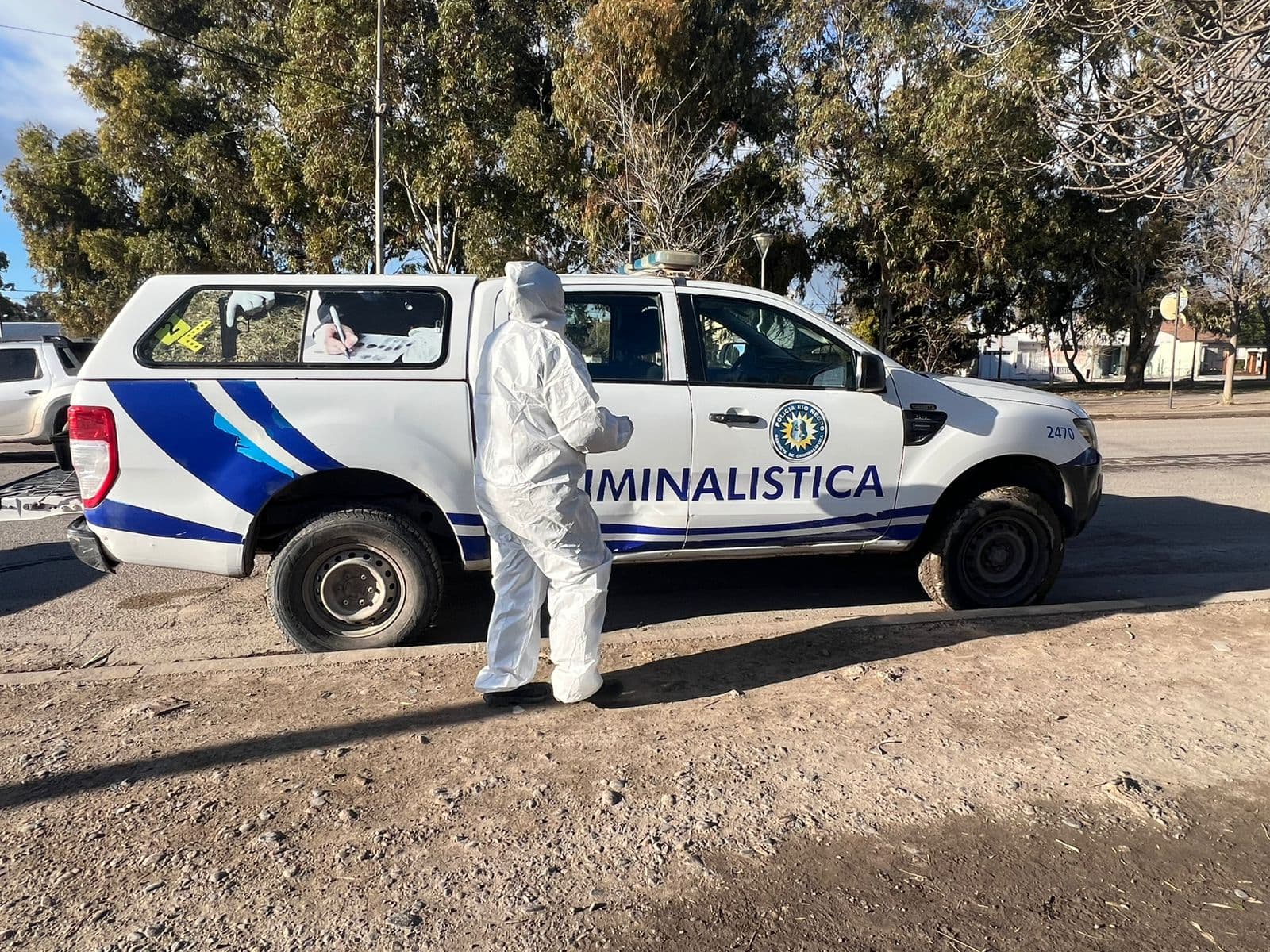 Habría un cuerpo enterrado en una propiedad en Viedma, fiscales y policías trabajan en el lugar