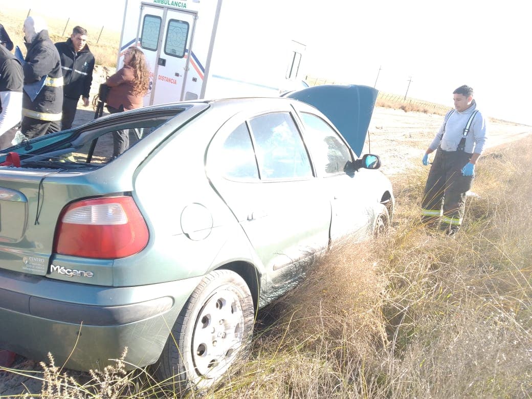 Una docente volcó en su auto cerca de San Blas y fue trasladada al hospital de Patagones
