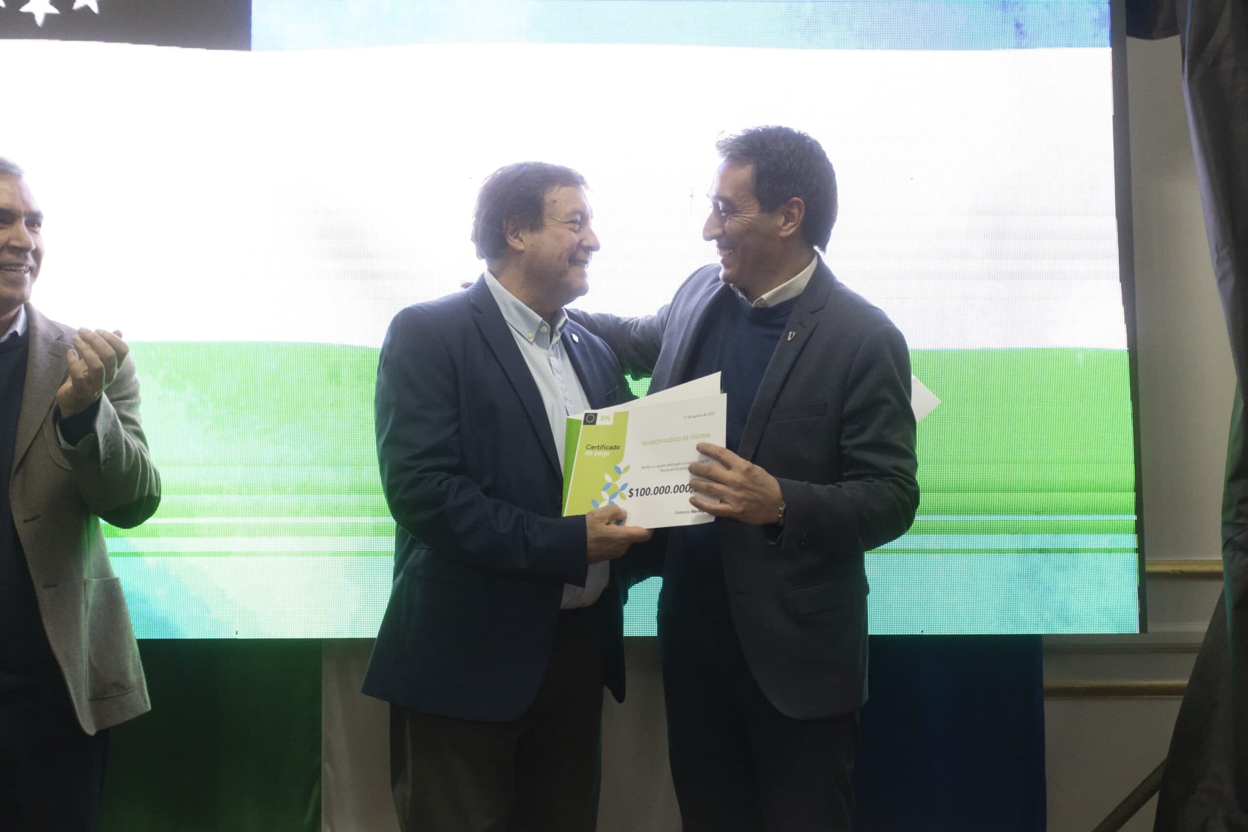 Se firmaron los contratos para el asfalto, iluminación de la RP 1 y más trabajo para Viedma