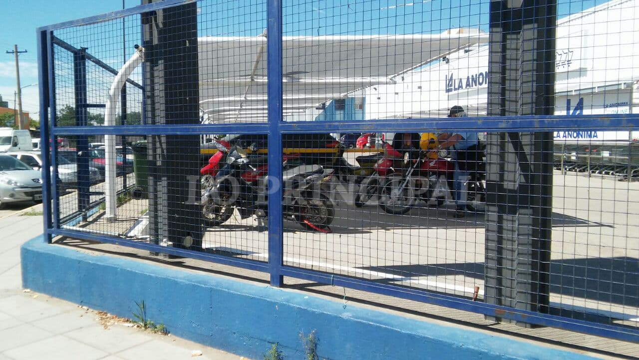 Iba a trabajar en su moto a La Anómima, se le cruzó un perro y se rompió los ligamentos cruzados