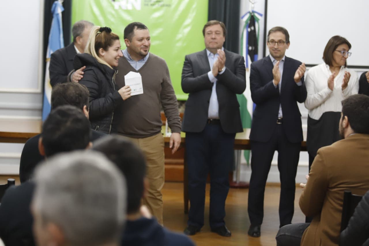 El gobernador entregó varios créditos a productores