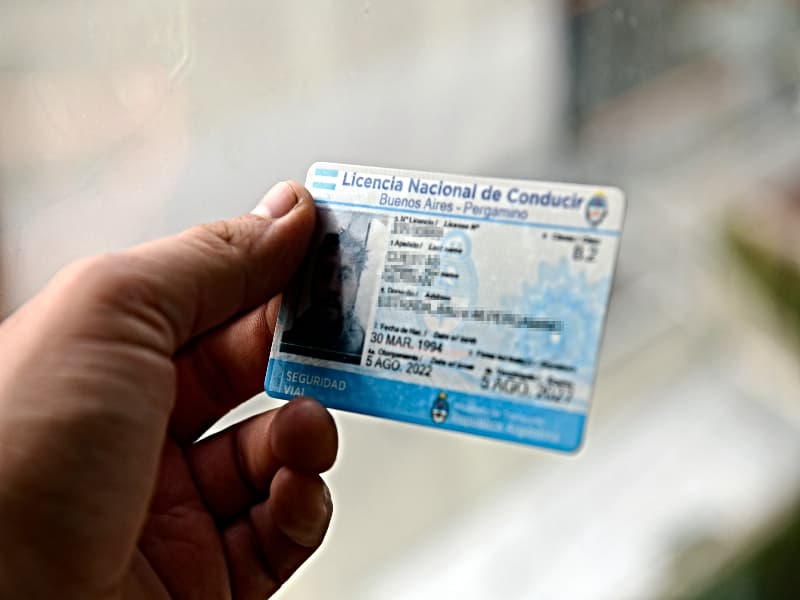 Le quitaron la licencia por estar alcoholizado, para recuperarla debía rendir el examen de tránsito y fue ebrio