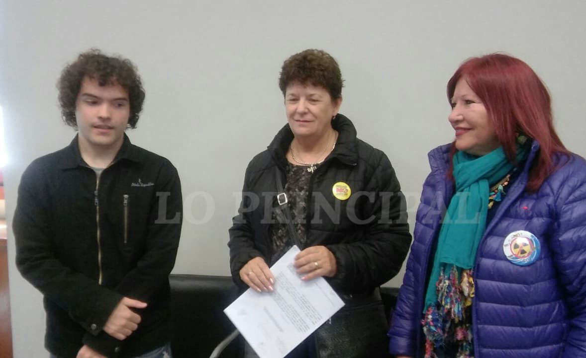 Vecinos rechazan con sus firmas la planta nuclear, ya son más de 20 mil las firmas que se juntaron