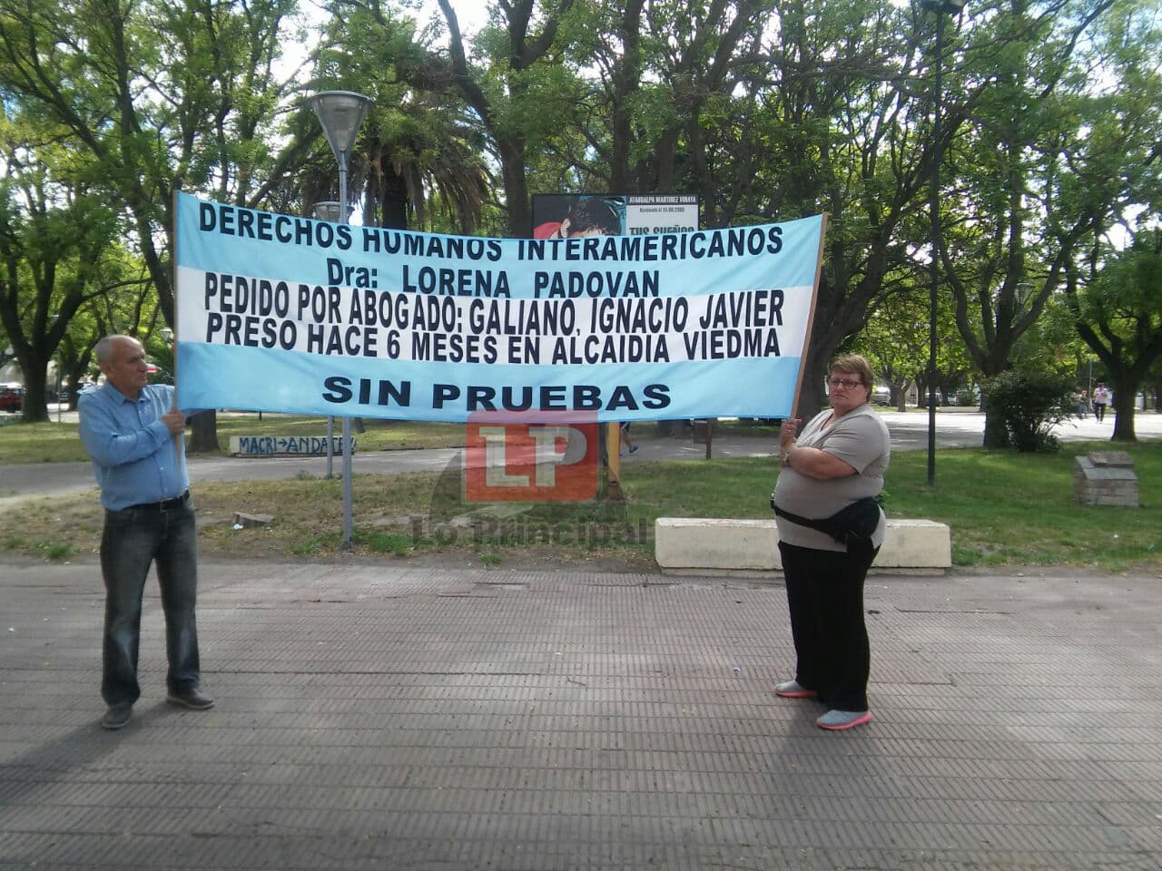 La madre del abogado Galiano reclama la liberación de su hijo en las calles de Viedma
