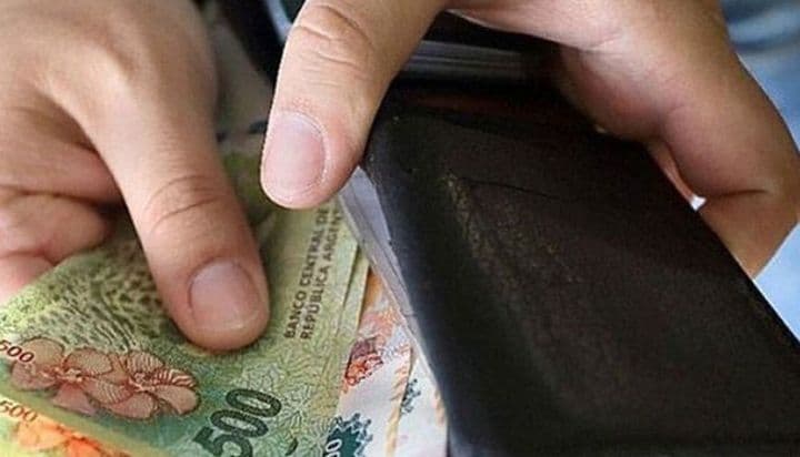 Más allá de la ayuda de sus abuelos paternos, su padre sin trabajo formal también deberá cubrir sus gastos