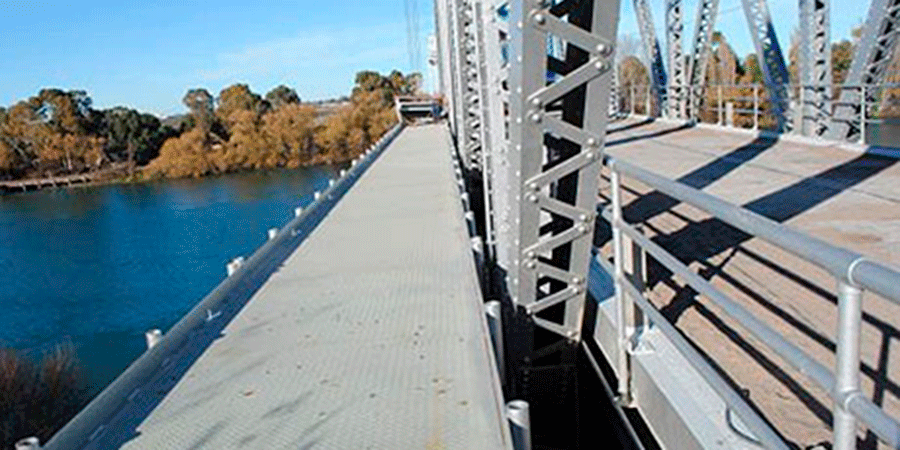 Se arrojó una persona del puente al río, aún no se sabe quién es