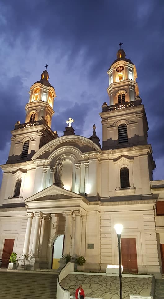 Comerciantes mejoran la iluminación en la parroquia Nuestra Señora del Carmen