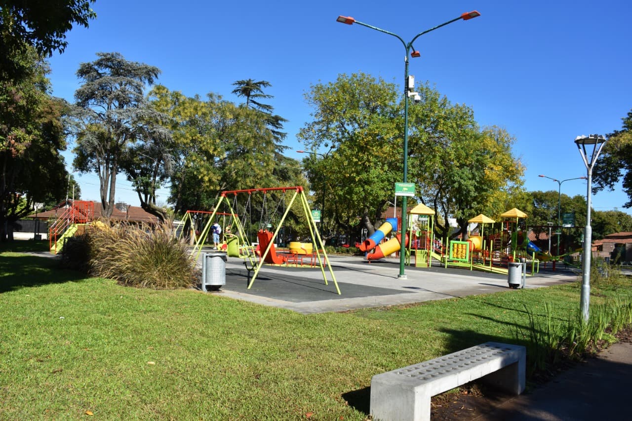 Una abuela y sus nietos dejaron la plaza: el invierno forzó un nuevo lugar de encuentro