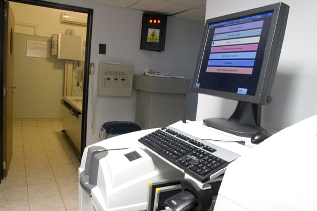 Aislamiento para los técnicos de la Clínica Viedma que atendieron a la mujer de 72 años con COVID-19