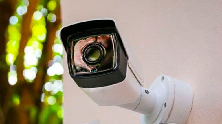 Tiene cámaras de seguridad en su casa pero captan el frente de la vivienda de su vecina y le prohíben la difusión de las filmaciones en redes