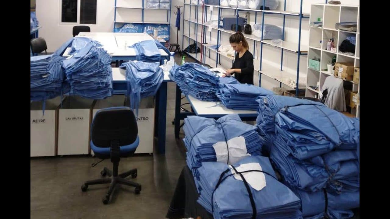 Los primeros 5.000 camisolines descartables fabricados por Unelen se distribuyen en los hospitales