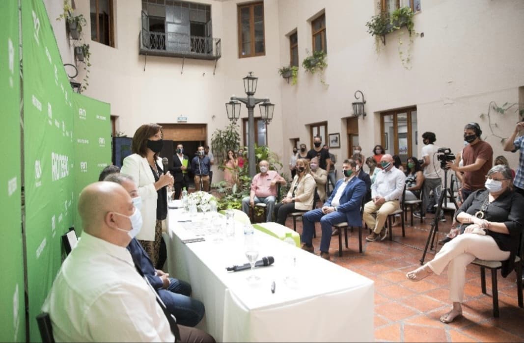 IPROSS e INVAP firmaron convenio para mejorar la accesibilidad a los servicios de la obra social
