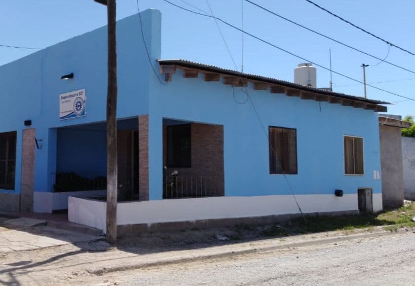Saltó al patio de una casa con custodia policial para amenazar a una mujer y fue detenido