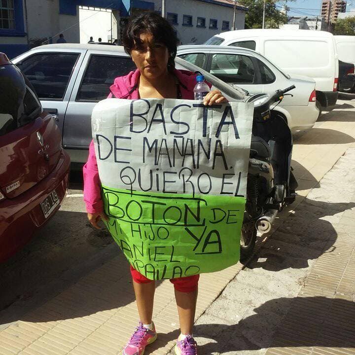 Una mujer reclama por el botón gástrico de su hijo
