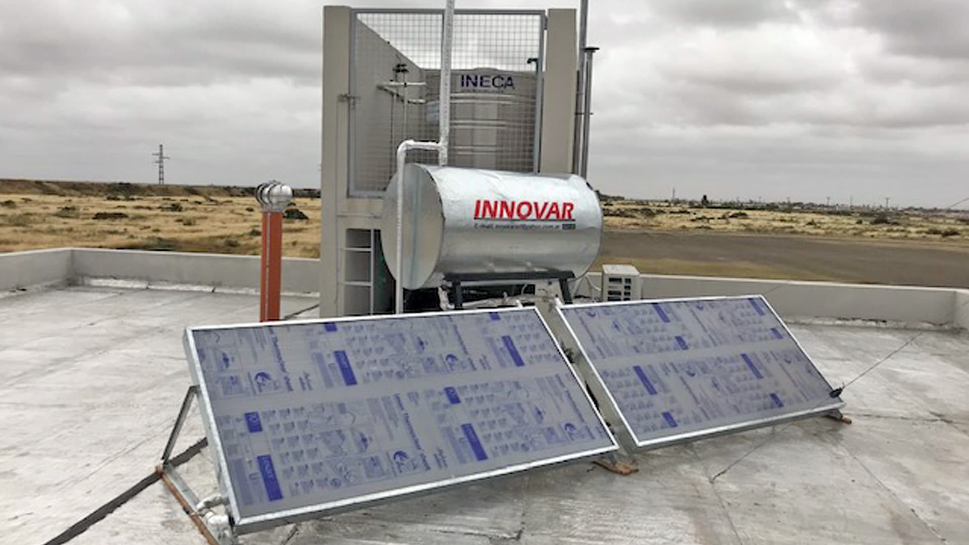 Instalan un termotanque solar en el campus de la Universidad de Rio Negro en Viedma