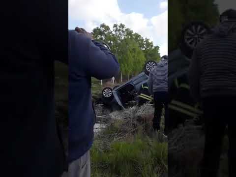 Un hombre perdió el control de su auto y terminó en un canal