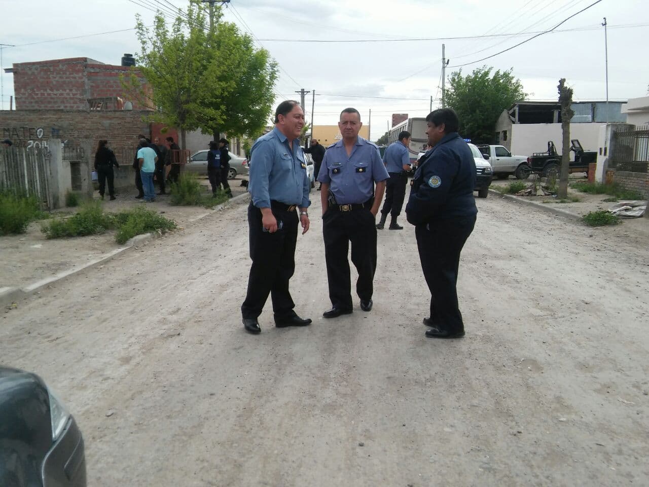 Tres personas robaron en una tienda de ropa con un arma de fuego, hay un aprehendido