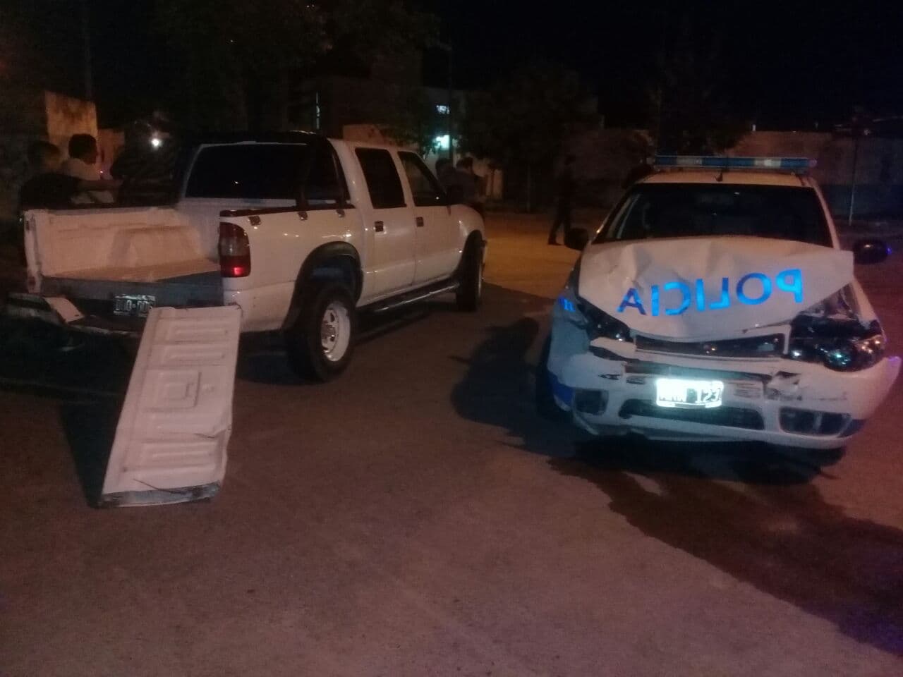 En una persecución, un móvil policial chocó una camioneta