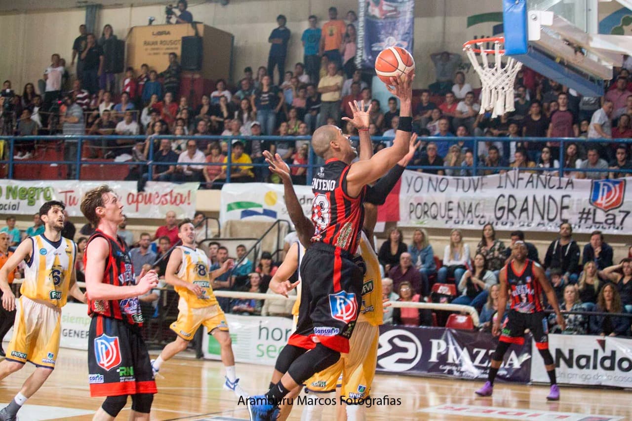 Deportivo Viedma ganó sobre el final el clásico ante Atenas