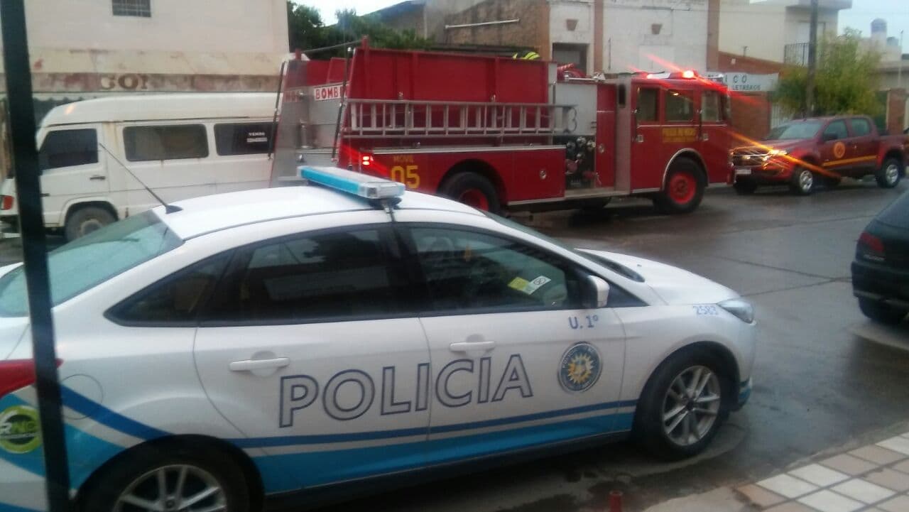 Se incendió un auto en el patio de una casa
