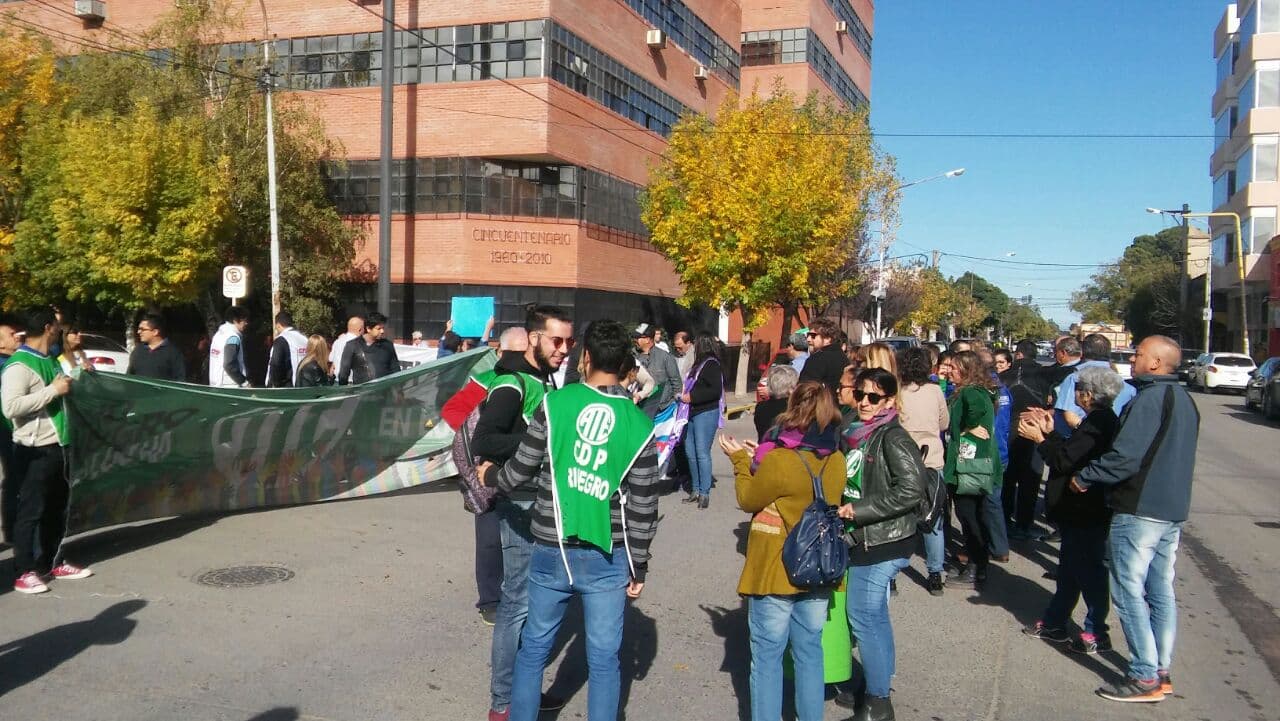 Trabajadores se movilizan en Viedma por despidos en la Agencia Nacional de Discapacidad