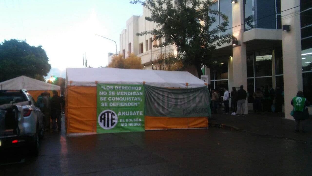 ATE acampa frente de la Legislatura