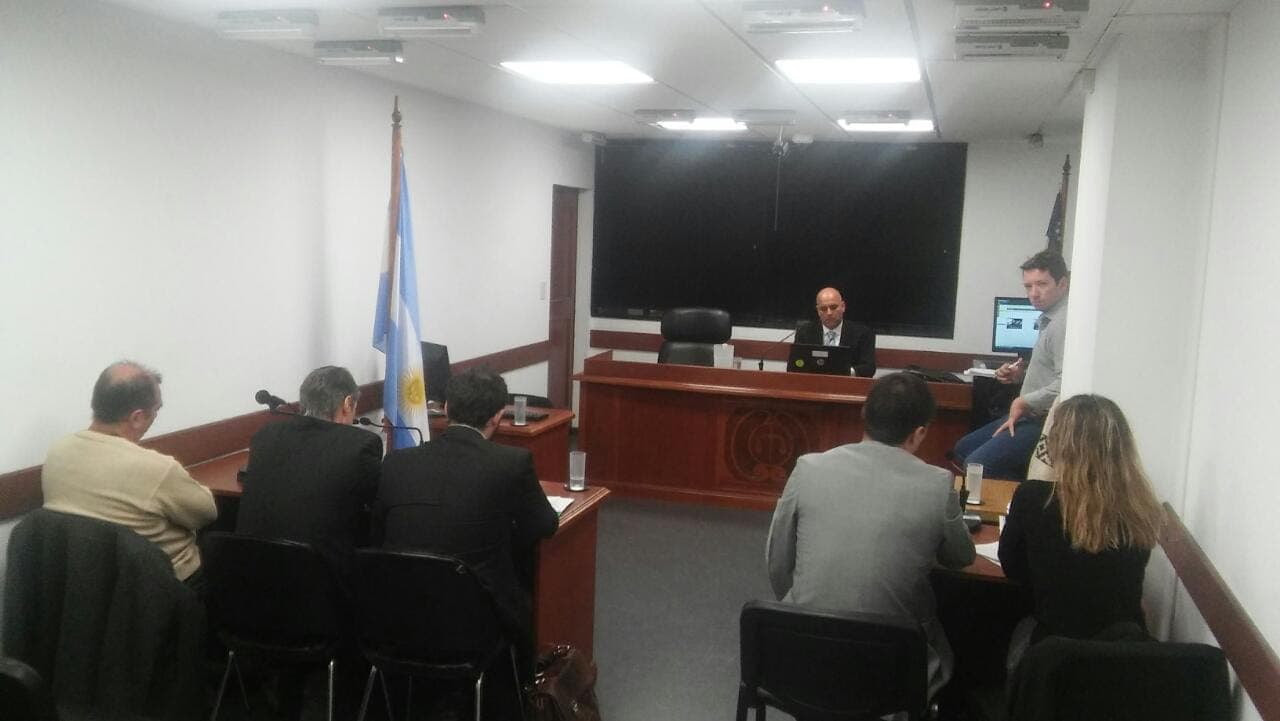 El empleado judicial devolvió los dólares y pidieron una condena de un año y cinco meses de prisión en suspenso