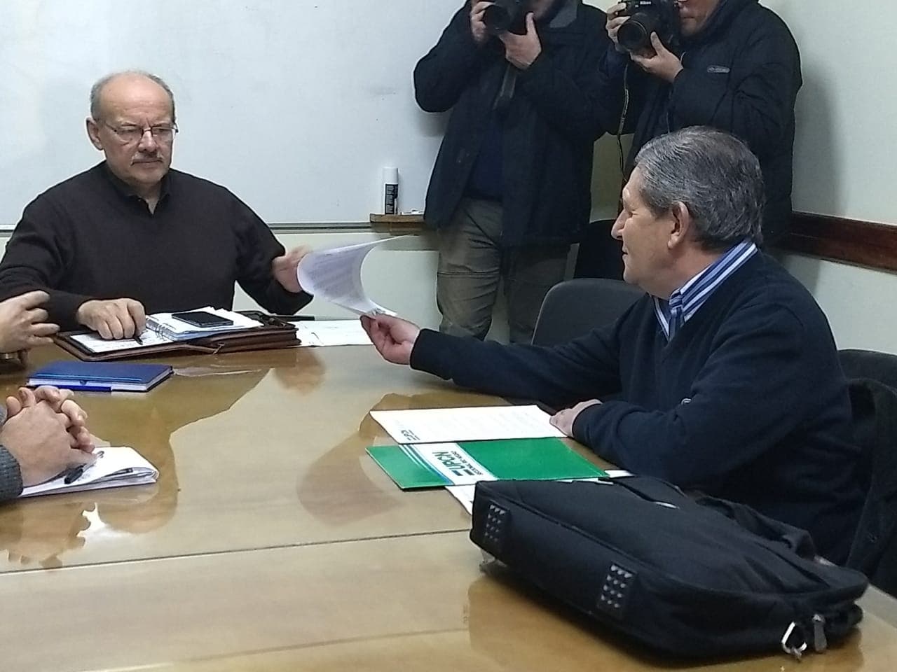 Scalesi no fue a la reunión de la Función Pública y sus representantes entregaron una nota