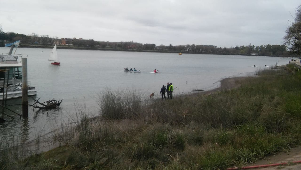 Encontraron un cuerpo flotando en el Muelle de Lanchas sobre la orilla de Viedma