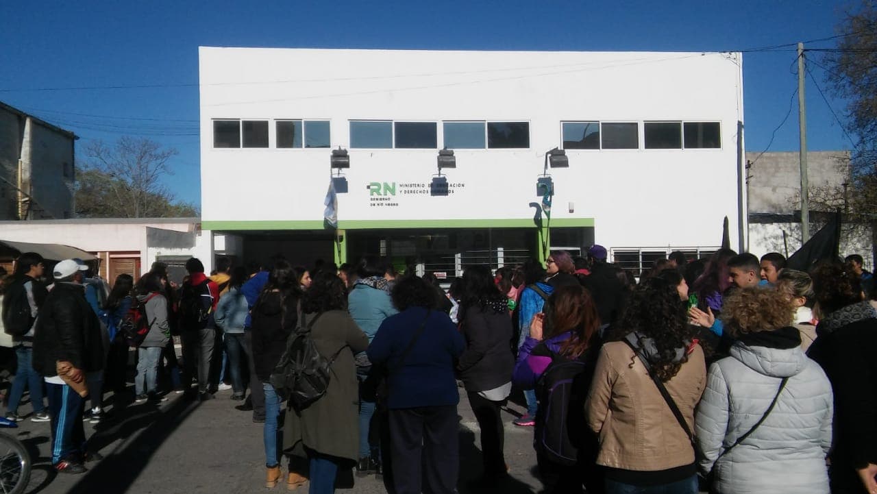 Alumnos de escuelas secundarias de Viedma protestaron frente al Ministerio de Educación