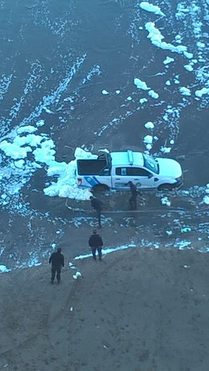 Quedó atrapada por la marea una camioneta de la policía en El Cóndor