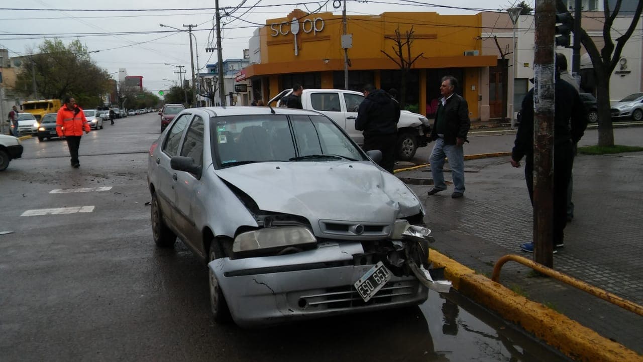 Fuerte choque en calle San Martín y 25 de Mayo