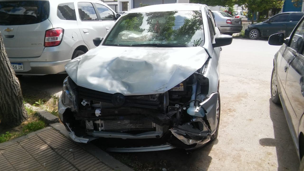 Muere un hombre un día después de haber chocado con su moto contra un auto