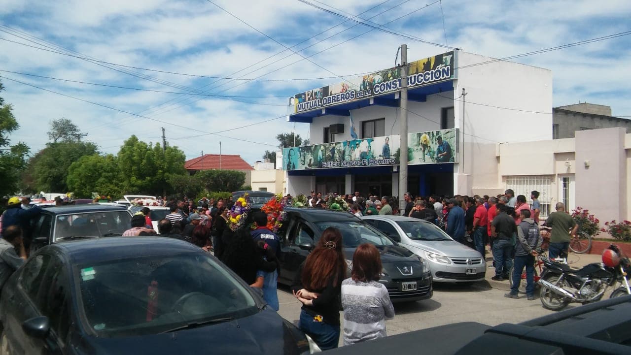 Una multitud despidió los restos de la familia fallecida en el incendio
