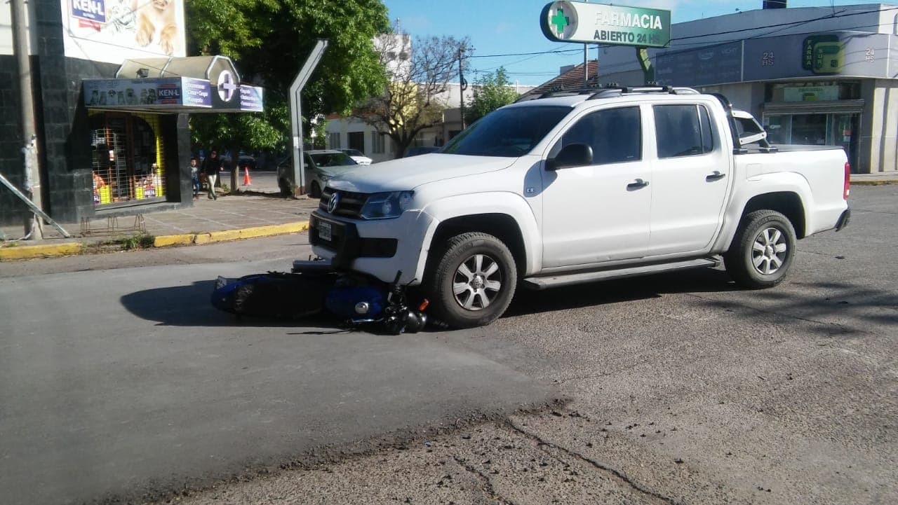 Fuerte choque en Moreno y San Martín, terminó con una persona hospitalizada