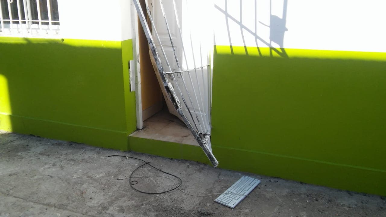 Robaron y destrozaron el centro de atención de salud del barrio San Martín