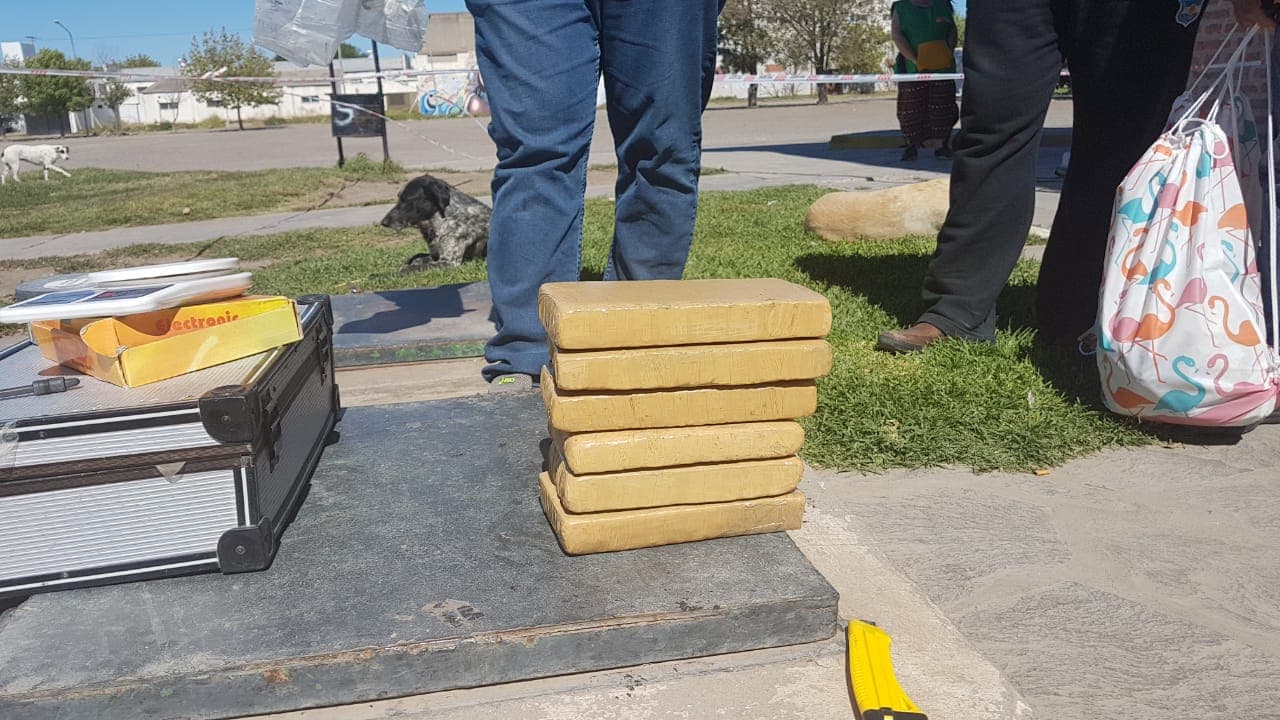 Más de 5 kilos de drogas y dos de detenidos en un operativo de la policía en Viedma