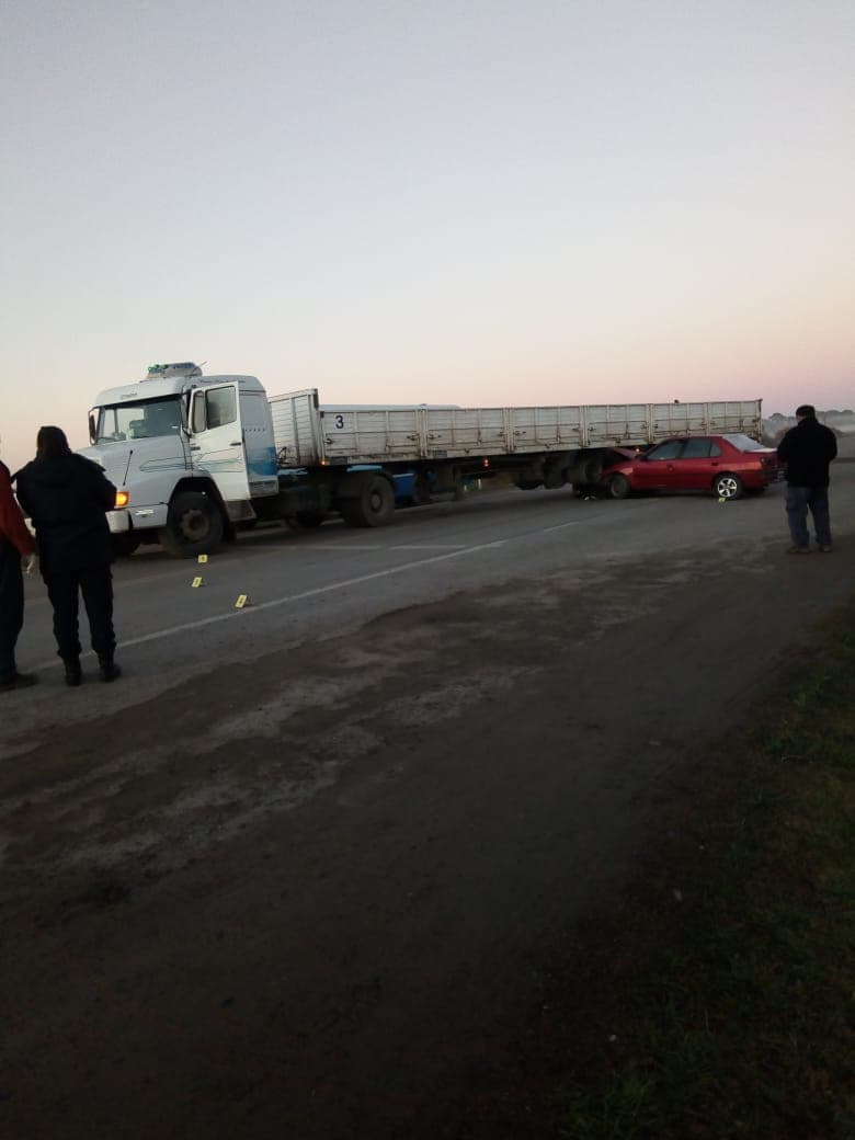 Auto quedó incrustado debajo de un camión en la salida de la estación de servicio de la Ruta N° 3