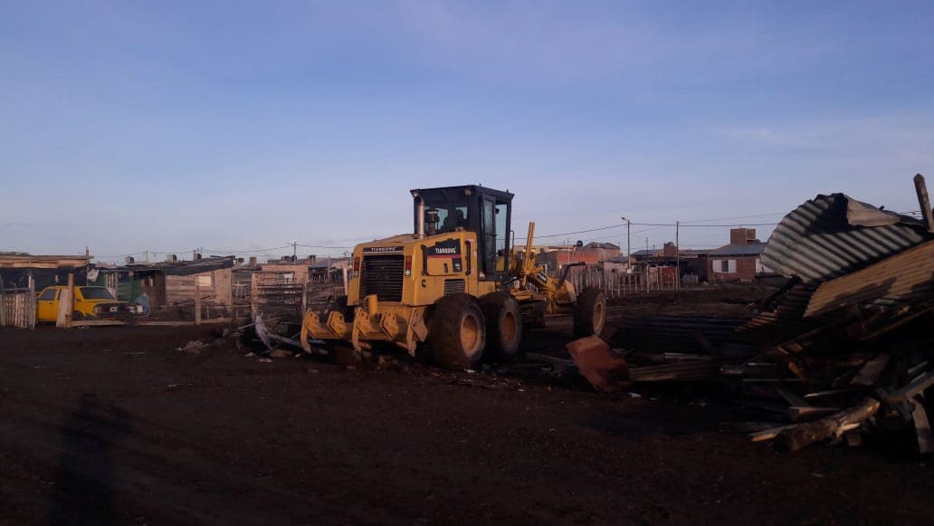 Derrumban las casas en la toma del barrio 2 de enero
