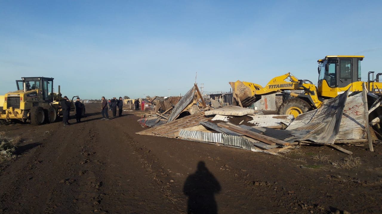 Francioni ordenó no prestar las maquinas municipales para el derrumbe del barrio 2 de Enero