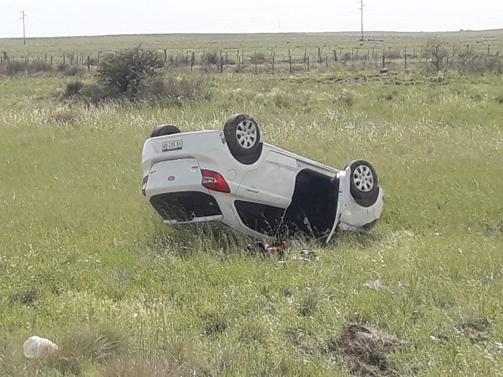 Un policía terminó volcando su auto camino a Villalonga